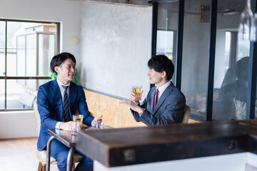 カフェで商談をするビジネスマン