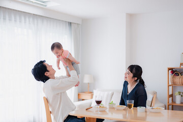 おうちで赤ちゃんのお世話をする夫婦