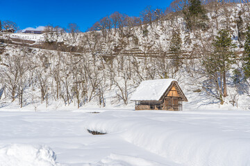 雪が積もった世界遺産白川郷の風景