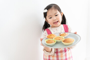 お菓子作りをする5歳の子供