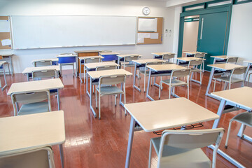 後ろから見た机の並んだ無人の教室