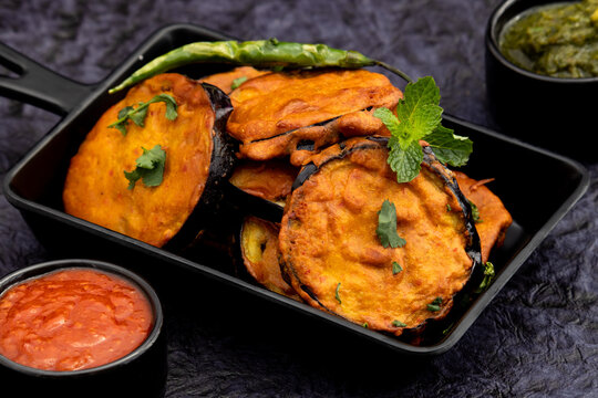 Fototapeta Bengali Eggplant Pakoda Called Begun Bhaja, Baingan Tawa Fry Prepared From Slices Of Brinjal Marinated With Gram Chickpea Flour, Hot Spices Garam Masala. Enjoyed On Holi, Navaratra, Durga Puja, Diwali