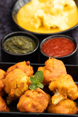 Gobi Pakoda Also Called Gobhi Pakora, Pakodi, Fakkura, Bhajiya, Bhajji, Bhaji, Ponako, Bajji Are Tea Time Indian Snacks Made Of Cauliflower Florets Marinated Tossed In Gram Flour Batter, Garam Masala