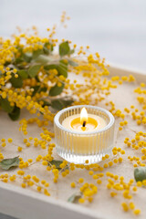 ミモザの花とキャンドル