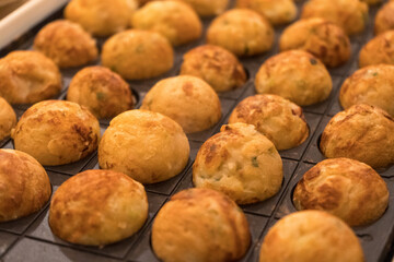 たこ焼きがずらっと並んだ、たこ焼きパーティの風景