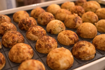 たこ焼きがずらっと並んだ、たこ焼きパーティの風景