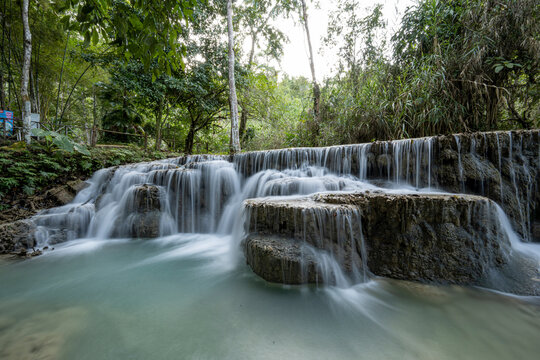 Cascades de Kuang Si près de Luang Prabang , Laos © jjfoto