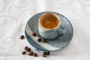 Espresso Steingut blau weißer Hintergrund Kaffeebohnen 