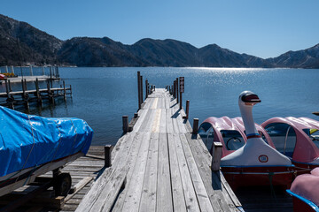 冬晴れの中禅寺湖とスワンボート