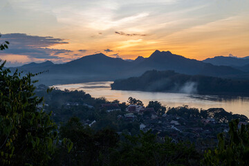 Coucher de soleil sur le Mékong à Luang Prabang