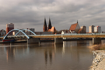 Frankfurt (Oder); Uferfront an der Stadtbrücke mit Friedenskirche