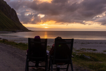 Fototapeta na wymiar Observation du coucher de soleil sur l'océan en Norvège