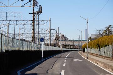 愛知県の稲沢駅付近の電車の線路と道路の風景