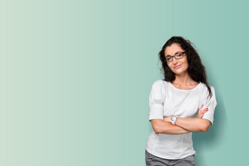 Obraz premium Smiling young woman posing with hands crossed
