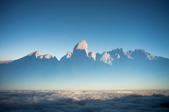 Scenery with mountain range, Naranjo de Bulnes, Pico Uriellu, Picos de Europa, Asturias, Spain