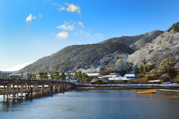 1月積雪の京都市嵐山と渡月橋