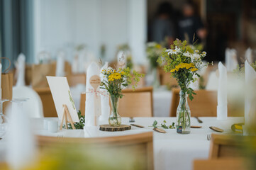 Hochzeits-Gesteck mit Blumen