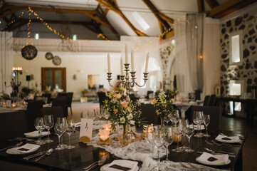 Festtafel auf einer Hochzeit