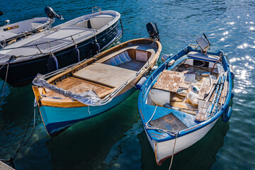 barche da pescatore nel mare mediterraneo