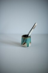 やちむんのぐい呑みに立てたピンセット