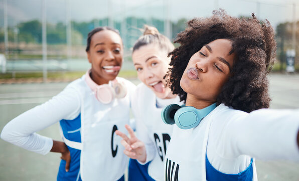 Selfie, netball and sports women or group friends with social media update for training, exercise and girl team. Diversity teenager or gen z profile picture, portrait and peace emoji sign in court