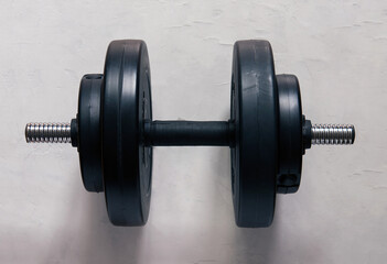 Obraz premium dumbbells on a gray concrete floor in the gym. Fitness or bodybuilding concept. top view with lots of copy space 
