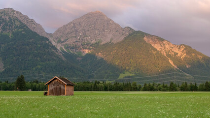 Sonnanaufgang hinter Bergen am Heiterwanger See in Östereich