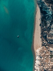 Navigare in mare aperto ti consente di esplorare luoghi altrimenti inaccessibili. Lungo la costa, potrai scoprire spiagge nascoste, insenature remote e baie pittoresche.