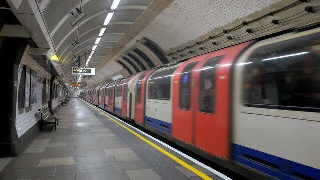 Never ending tube train loop.
Endless London underground train going past a platform. Loops.