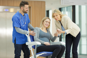 Obraz premium doctor and pregnant woman in corridor of hospital