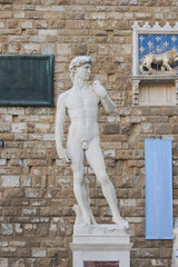 Obraz premium A reproduction of Michelangelo's David, outside the Palazzo Vecchio (Old Palace) in Florence, Italy