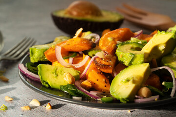 Salat mit Avocado und Süßkartoffel