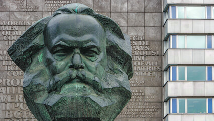 Chemnitz, Saxony, Germany – January 18, 2022: Famous huge statue of Karl Marx head, communist ideologist in the historical downtown of Chemnitz. - obrazy, fototapety, plakaty