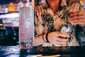 man hand bartender making cocktail in glass on the bar counter