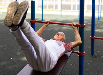 Obraz premium Elderly man exercising fitness outdoors