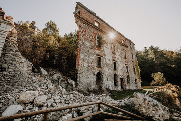 Slowenien - Grad Haasberg - Lostplace im Sonnenaufgang