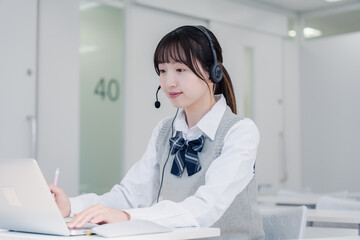 パソコンで授業を受ける女子高生