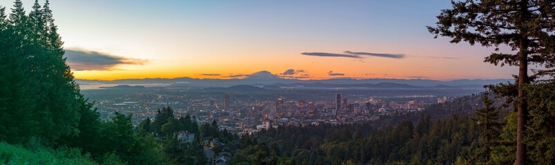 Fototapeta na wymiar Portland, Oregon, USA skyline panorama at dawn with Mt. Hood in the distance at dawn.