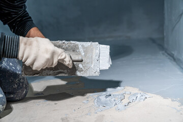 construction modifications of the floor and walls with trowel of a room in a new building
