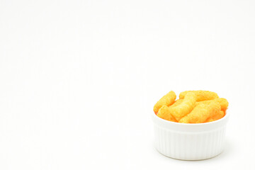 Bocadillos de Queso sobre fondo blanco, espacio para texto al lado izquierdo.