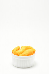 Bocadillos de Queso sobre fondo blanco, espacio para texto en la parte superior.