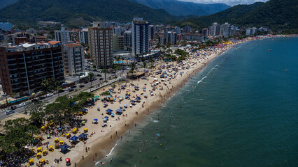 Vista aérea da praia Martim de Sá em Caraguatatuba, litoral note de São Paulo.