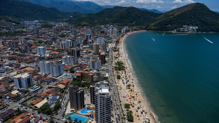 Vista aérea da praia Martim de em Caraguatatuba, litoral norte de São Paulo.   © ronny