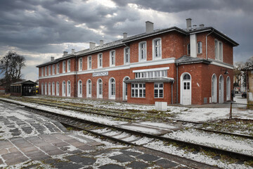 Dworzec kolejowy w Bartoszycach.	 - obrazy, fototapety, plakaty