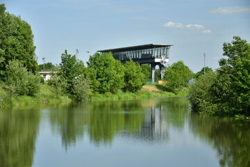 Reflet de la végétation luxuriante et du poste de contrôle des vannes du débit de la Dyle dans un étang à proximité au sud-est de Malines 