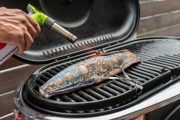 鰹の炙り焼き、炙りかつお、カツオをバーナーで炙る