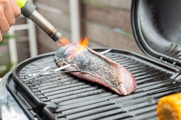 鰹の炙り焼き、炙りかつお、カツオをバーナーで炙る