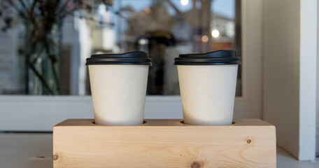 紙のコーヒーカップ　カフェ　テイクアウト　ペーパーカップ
