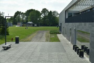 L'architecture moderne de la piscine municipale au domaine provincial De Nekker à Malines 