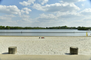 La plage des sable fin au lac du domaine De Nekker à l'est de Malines 